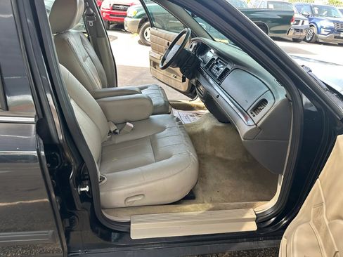 Used 2011 Ford Crown Victoria LX w/ Comfort Appearance Pkg RWD image 5
