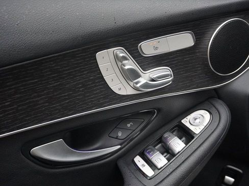 Used 2022 Mercedes-Benz GLC 300 4MATIC w/ Premium Package Lite image 32
