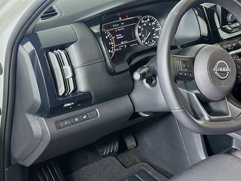 Used 2025 Nissan Pathfinder SV image 17