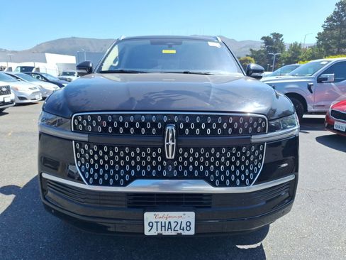 Used 2025 Lincoln Navigator Reserve AWD/4WD image 2