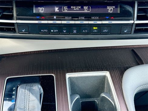 Used 2022 Toyota Sienna XLE image 16