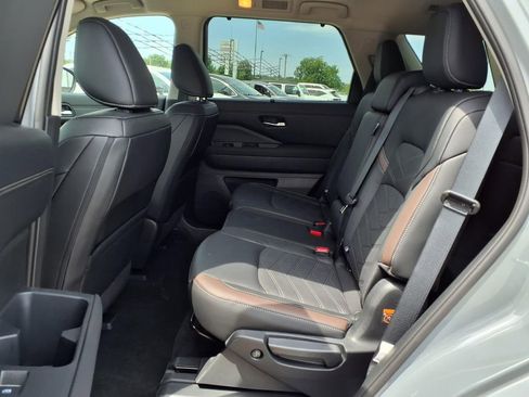 Used 2025 Nissan Pathfinder Platinum w/ Cargo Package AWD/4WD image 12