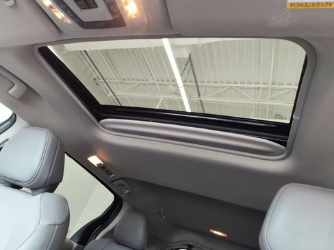 Used 2024 Toyota Sienna XLE FWD image 44