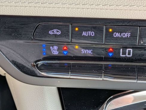 Used 2023 Buick Envision Avenir AWD/4WD image 22