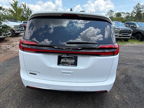 New 2027 Chrysler Pacifica Select FWD image 9