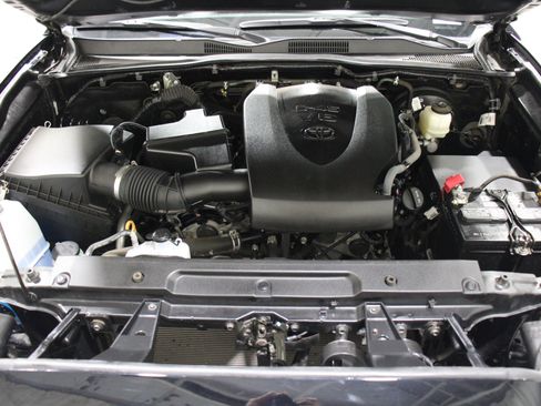 Used 2021 Toyota Tacoma SR5 AWD/4WD image 35