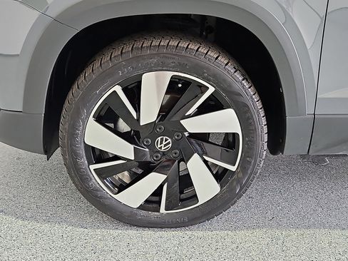 Certified 2024 Volkswagen Taos SEL AWD/4WD image 11