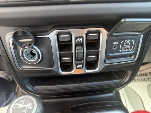 Used 2025 Jeep Wrangler Sahara AWD/4WD image 29