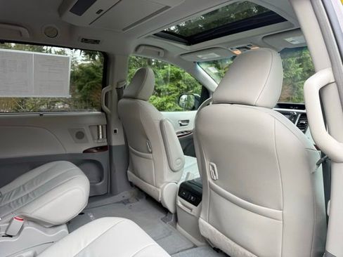 Used 2013 Toyota Sienna XLE w/ Premium Pkg image 24
