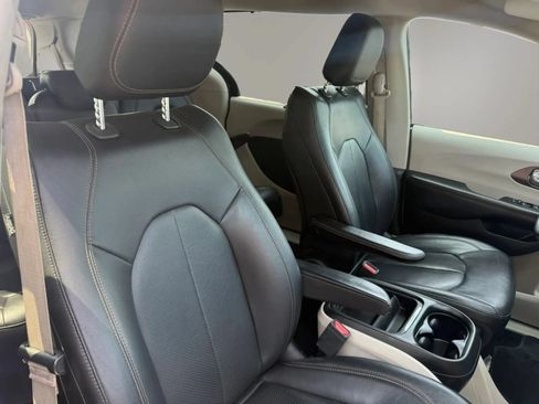 Used 2019 Chrysler Pacifica Touring-L FWD image 49