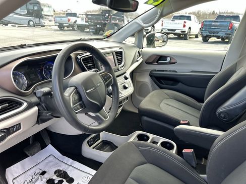 Used 2023 Chrysler Voyager LX image 23