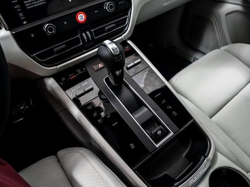 New 2026 Porsche Macan image 19