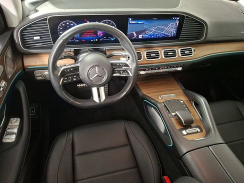 Used 2024 Mercedes-Benz GLS 450 4MATIC image 2
