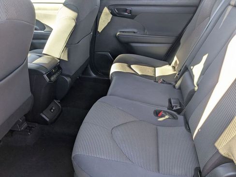 Used 2024 Toyota Highlander LE image 32