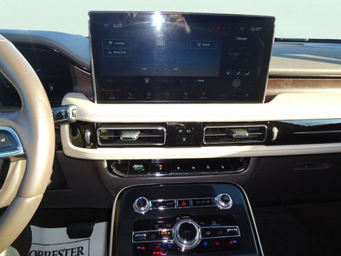 Used 2022 Lincoln Nautilus Reserve w/ Equipment Group 201A image 15