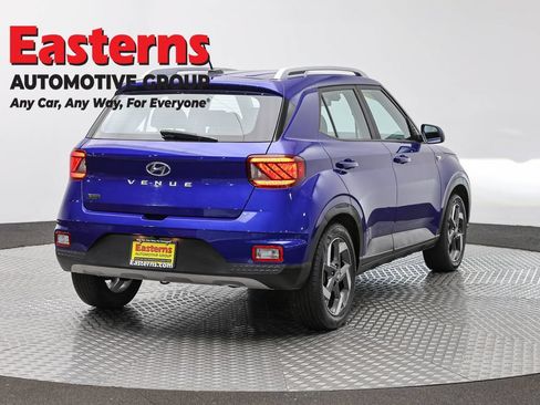 Used 2023 Hyundai Venue Limited w/ Cargo Package FWD image 5