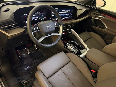Used 2025 Audi Q5 Premium Plus w/ Premium Plus AWD/4WD image 4