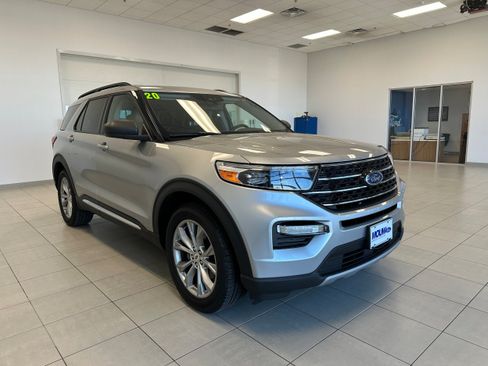 Used 2020 Ford Explorer XLT w/ Equipment Group 202A AWD/4WD image 4