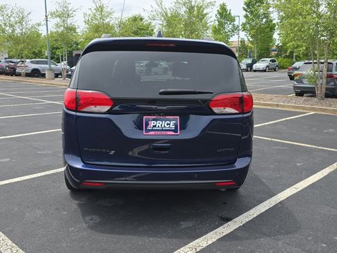 Used 2018 Chrysler Pacifica Limited w/ S Appearance Package FWD image 6