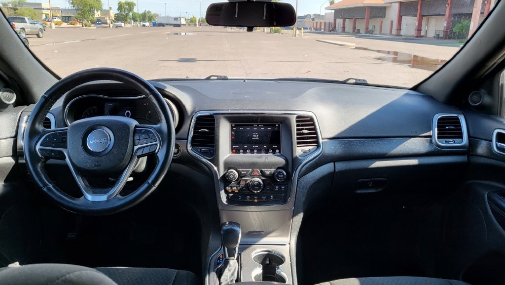 Used 2018 Jeep Grand Cherokee Laredo RWD image 25