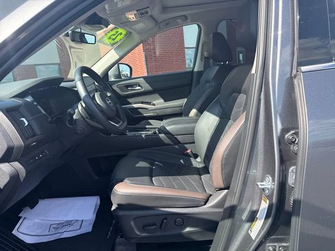 Used 2025 Nissan Pathfinder Platinum AWD/4WD image 11