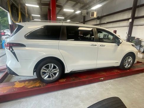 Used 2021 Toyota Sienna Limited FWD image 11