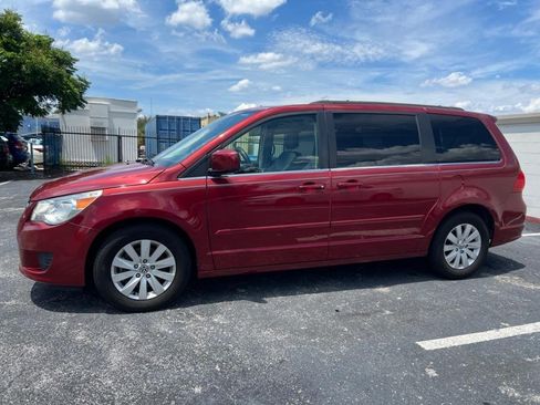 Used 2012 Volkswagen Routan SEL FWD image 2