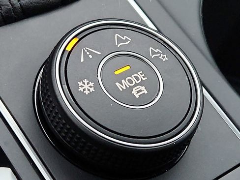 Used 2020 Volkswagen Atlas Cross Sport SE w/ Panoramic Sunroof Package image 24