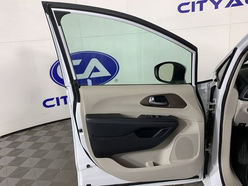 Used 2022 Chrysler Voyager LX image 14