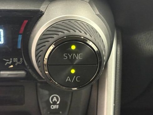 Used 2025 Toyota RAV4 XLE FWD image 28
