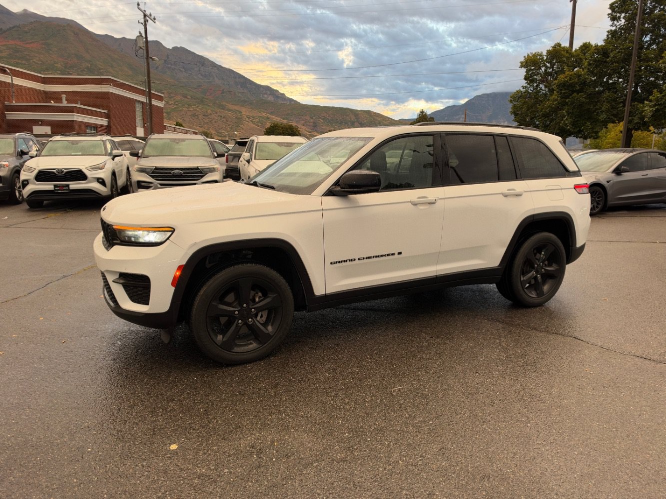 Used 2023 Jeep Grand Cherokee Altitude AWD/4WD image 1