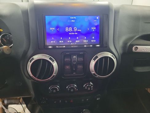 Used 2016 Jeep Wrangler Unlimited Rubicon image 33