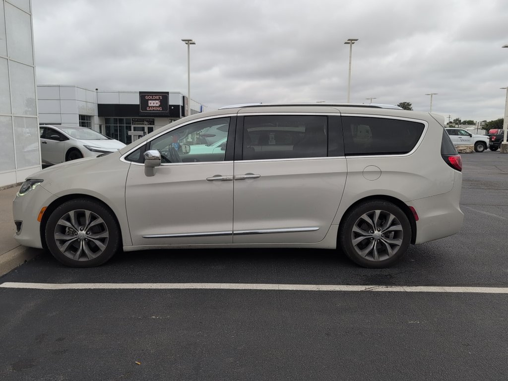 Used 2020 Chrysler Pacifica Limited w/ Tire & Wheel Group FWD image 5