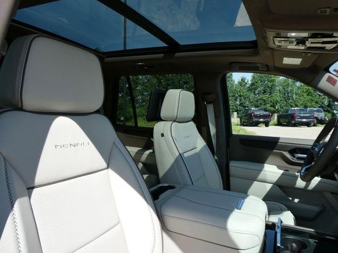 New 2026 GMC Yukon Denali w/ Denali Reserve Package AWD/4WD image 10