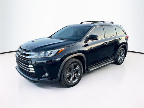 Used 2017 Toyota Highlander Limited Platinum image 3