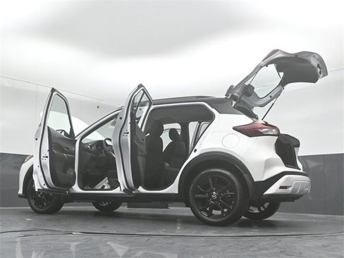 Used 2023 Nissan Kicks SR image 55