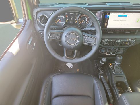 Certified 2025 Jeep Gladiator Sport AWD/4WD image 8