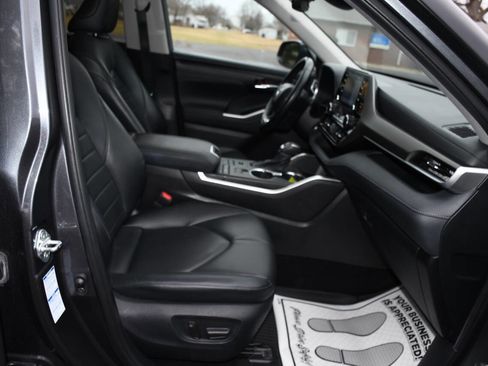 Used 2020 Toyota Highlander XLE image 29