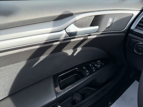 Used 2016 Ford Fusion SE image 19
