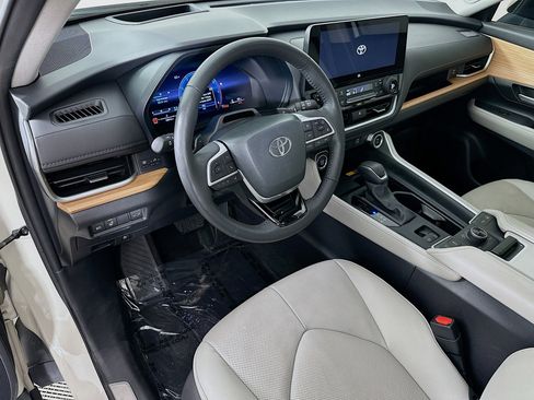 Used 2024 Toyota Grand Highlander AWD image 9