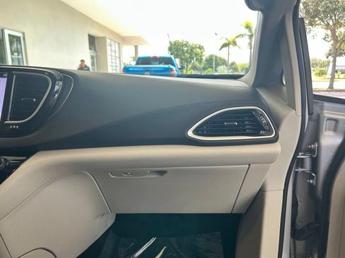Used 2024 Chrysler Pacifica Touring-L FWD image 22