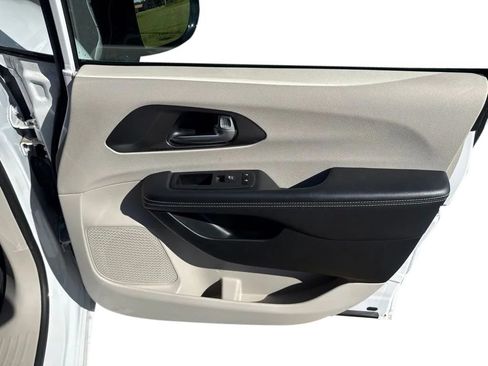 Used 2024 Chrysler Pacifica Touring-L FWD image 13