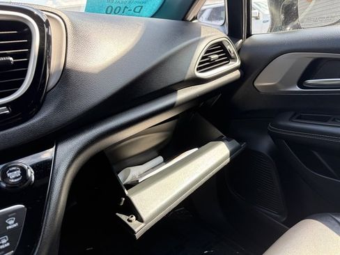 Used 2025 Chrysler Pacifica Select FWD image 42