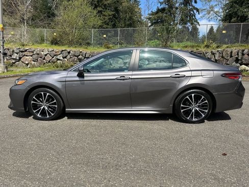 Used 2020 Toyota Camry SE FWD image 2
