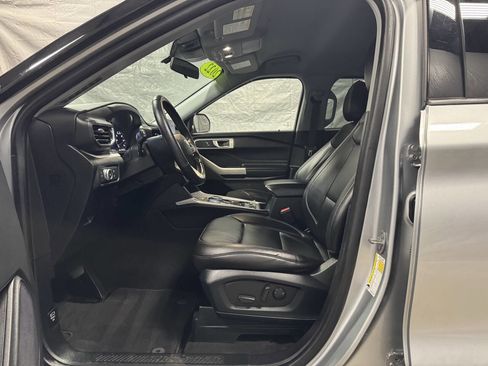 Used 2022 Ford Explorer XLT w/ Equipment Group 202A image 8