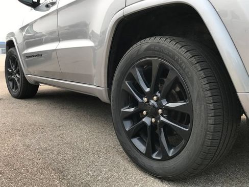 Used 2018 Jeep Grand Cherokee Altitude AWD/4WD image 11