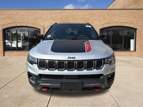 Used 2025 Jeep Compass Trailhawk AWD/4WD image 9