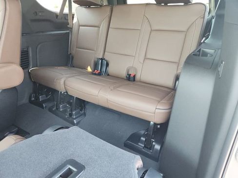 Used 2025 Chevrolet Suburban High Country image 18