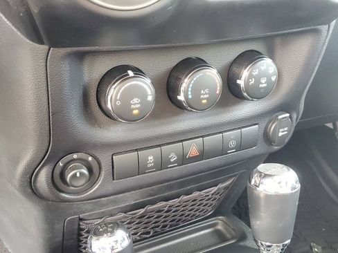 Used 2016 Jeep Wrangler Unlimited Sahara w/ Connectivity Group AWD/4WD image 24