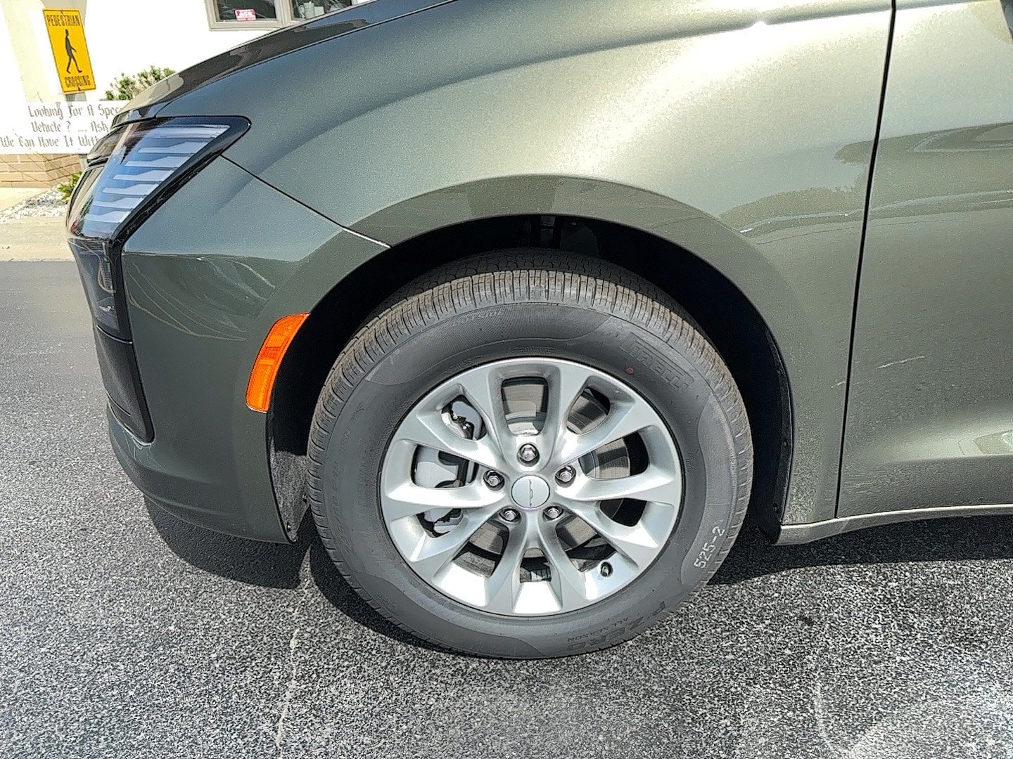 New 2027 Chrysler Pacifica Select AWD/4WD image 2